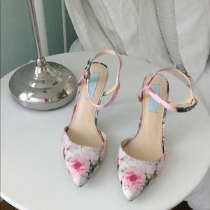 Betsey Johnson Blu Heels SB-Anina Floral Satin Sz8